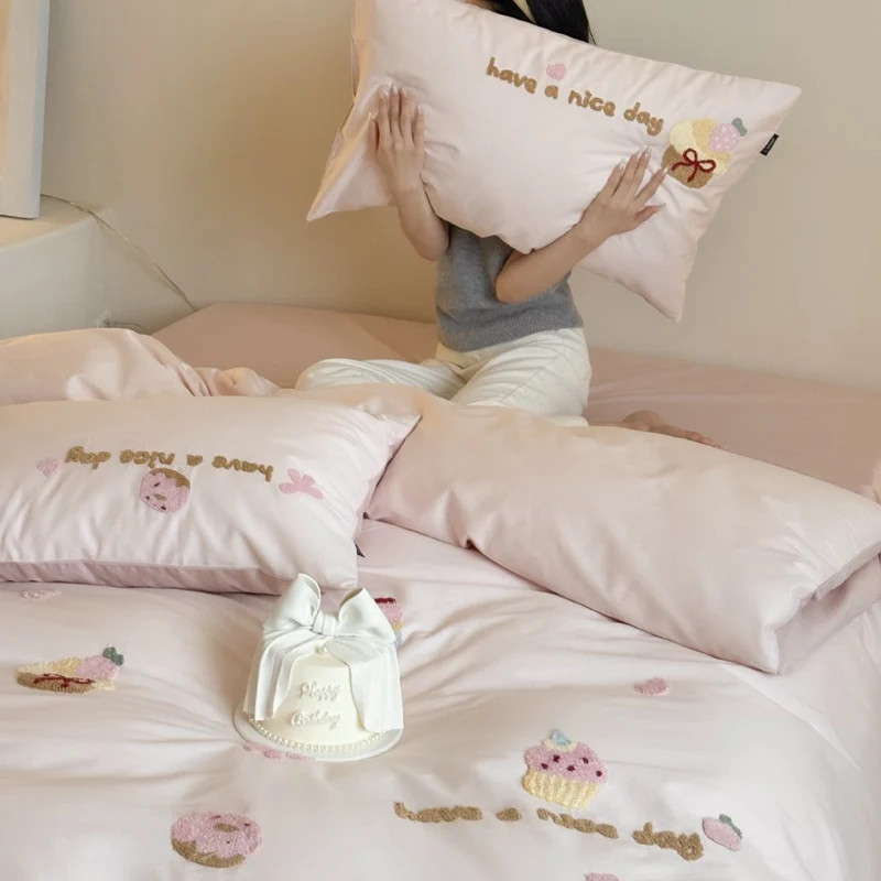 Playful bedding set with embroidered cupcake appliqués and reversible function Stornfield