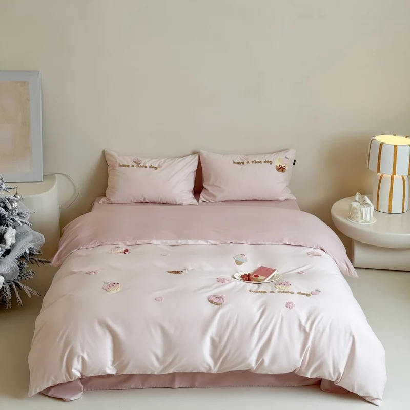 Playful bedding set with embroidered cupcake appliqués and reversible function Stornfield