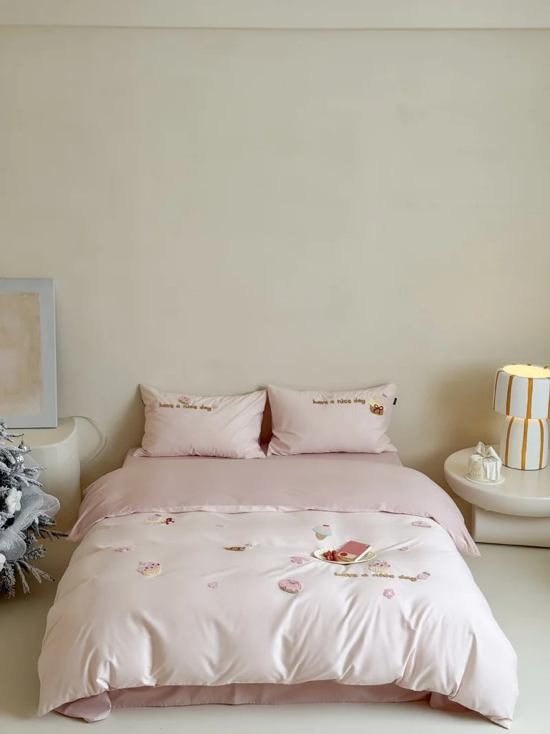 Playful bedding set with embroidered cupcake appliqués and reversible function Stornfield