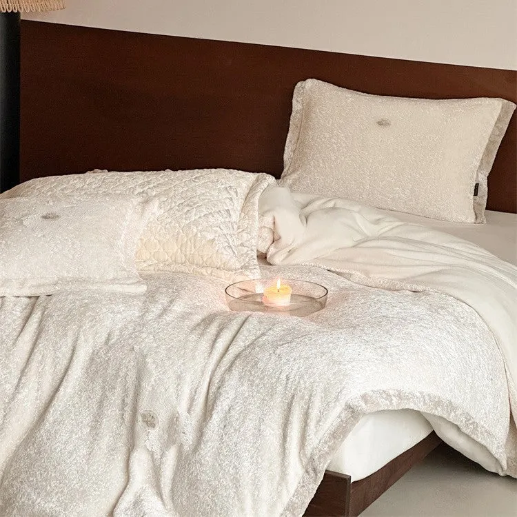 Velvet bed linen set with crushed effect, quilted bedspread and decorative cushion Stornfield