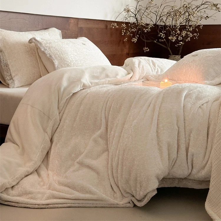 Velvet bed linen set with crushed effect, quilted bedspread and decorative cushion Stornfield