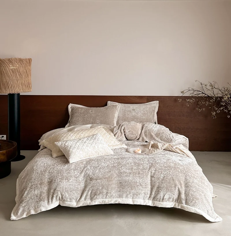 Velvet bed linen set with crushed effect, quilted bedspread and decorative cushion Stornfield