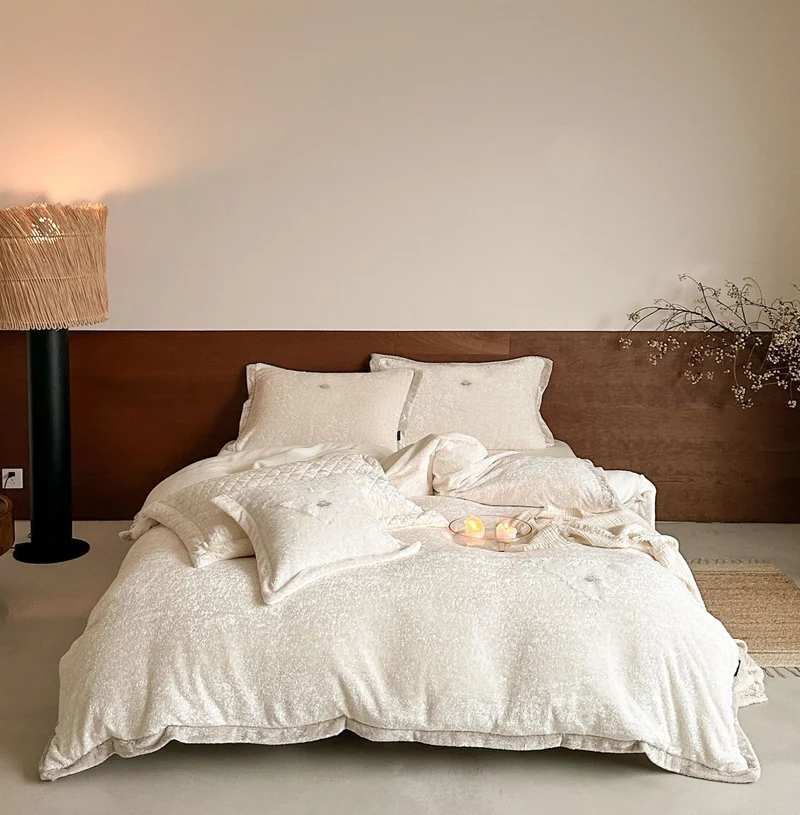 Velvet bed linen set with crushed effect, quilted bedspread and decorative cushion Stornfield