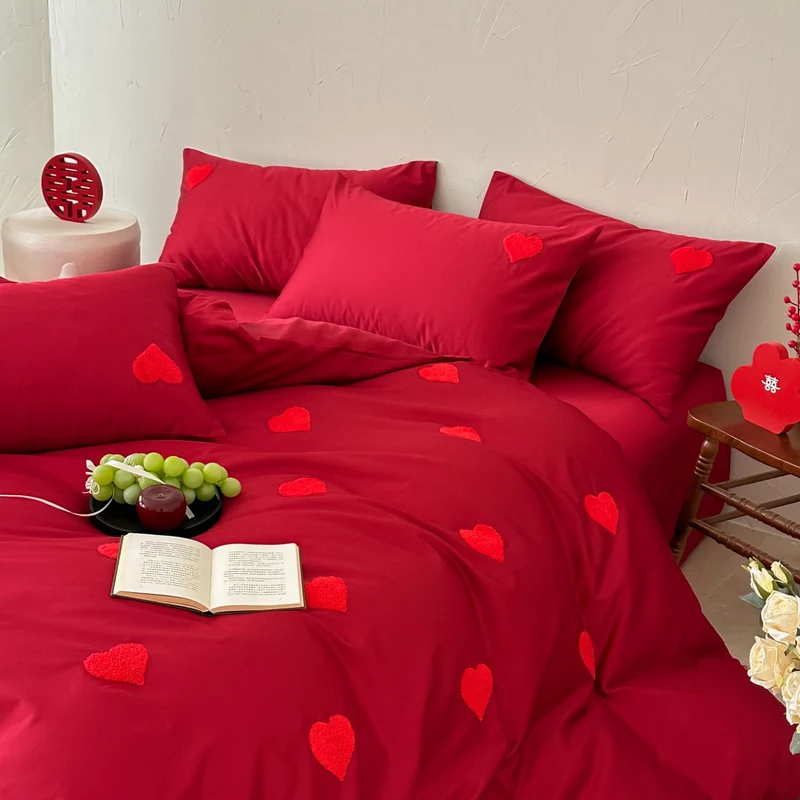 Romantic cotton bedding set with sewn heart appliqués Stornfield