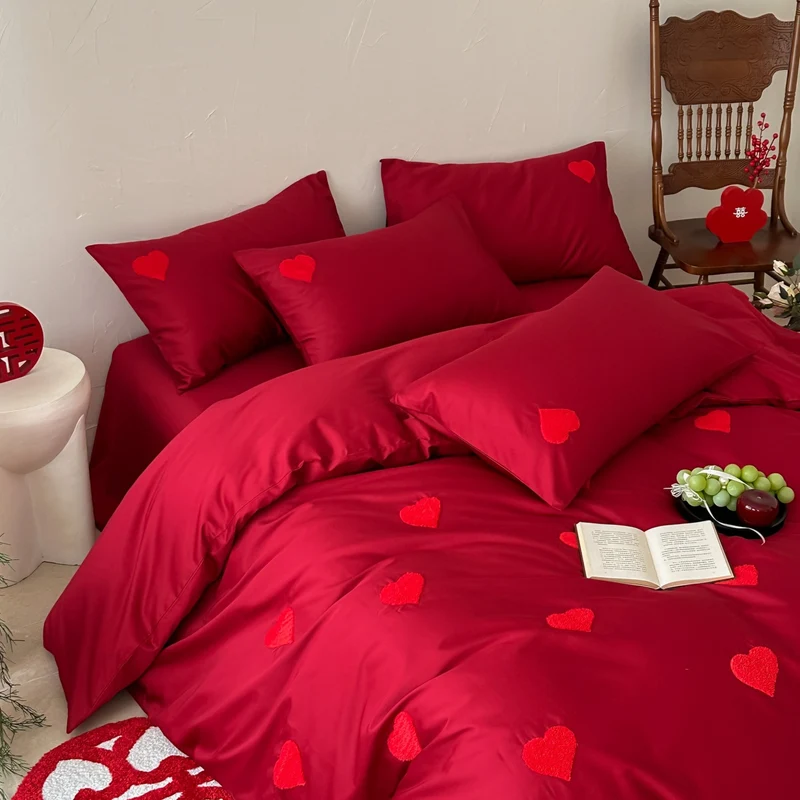 Romantic cotton bedding set with sewn heart appliqués Stornfield