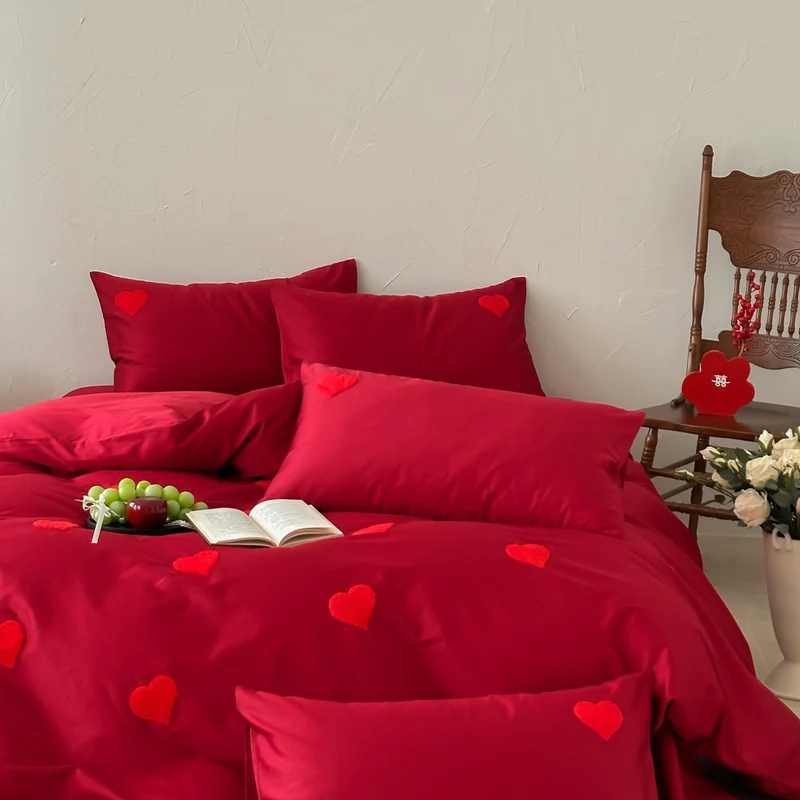 Romantic cotton bedding set with sewn heart appliqués Stornfield