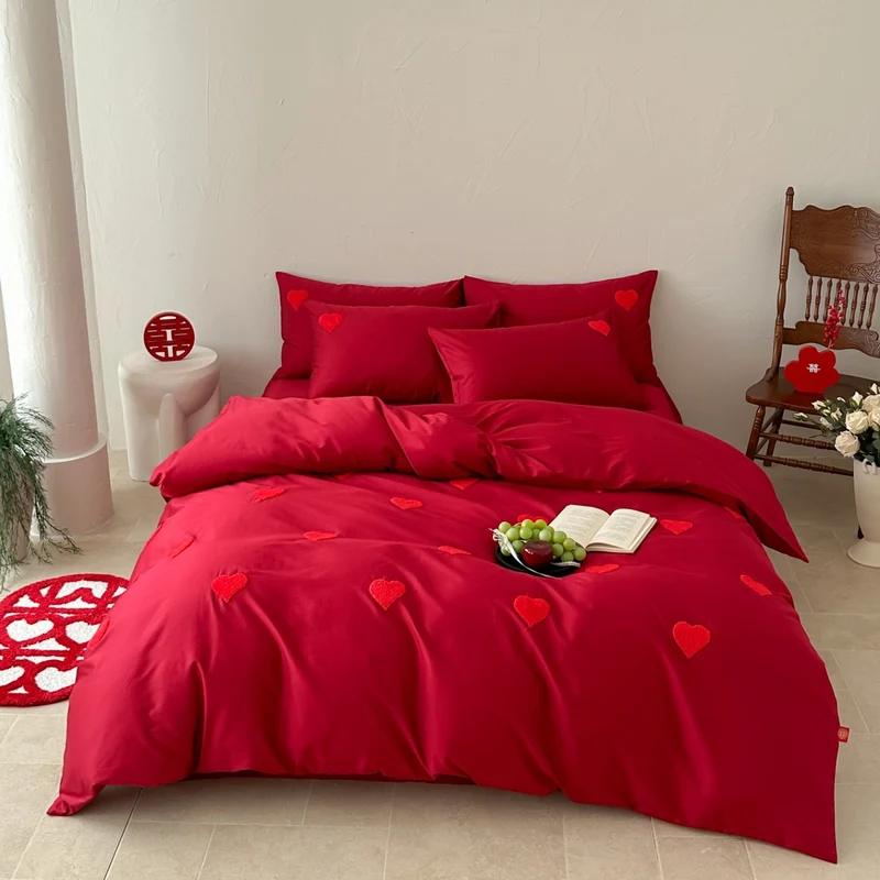 Romantic cotton bedding set with sewn heart appliqués Stornfield