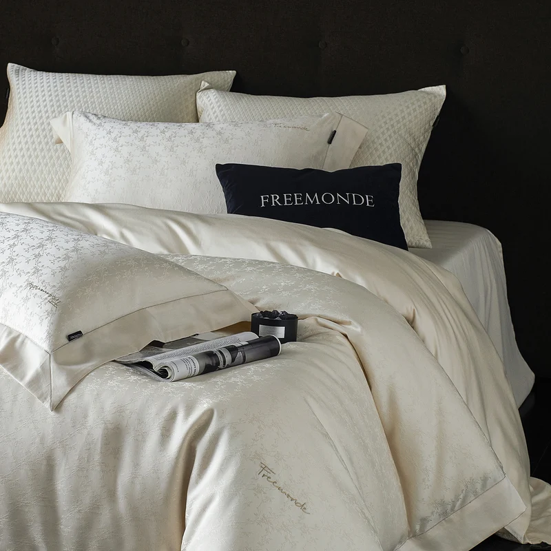 Premium bedding set with fine jacquard pattern and hotel closure Stornfield