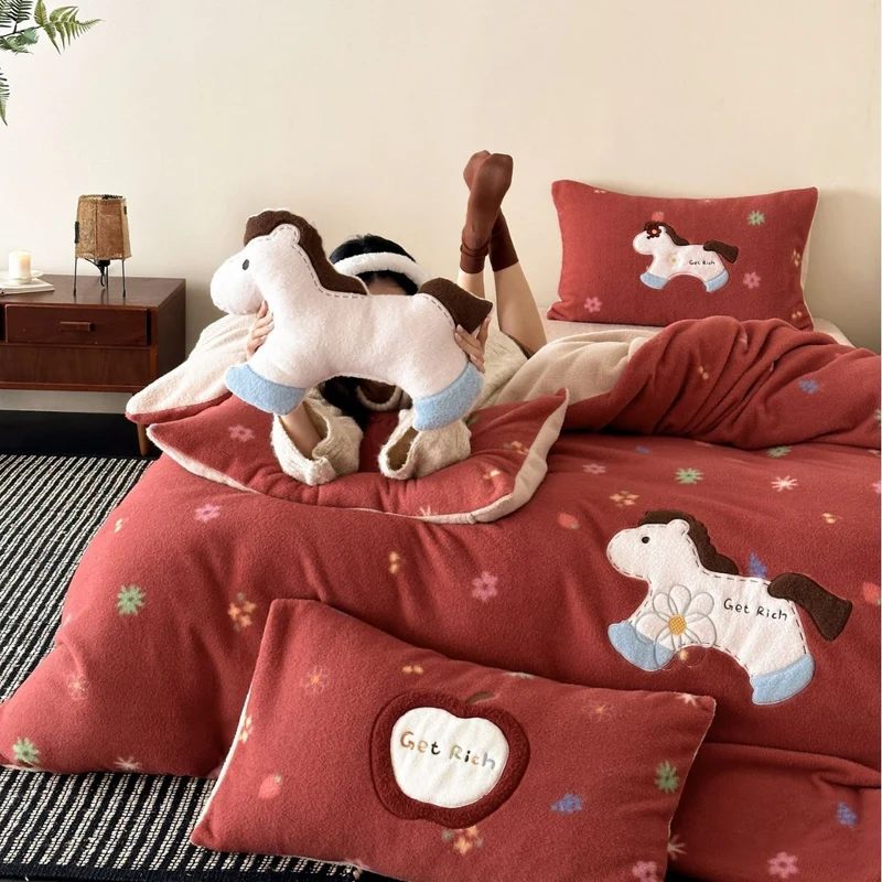 Microfiber fleece bedding set with appliqués and quilted back Stornfield