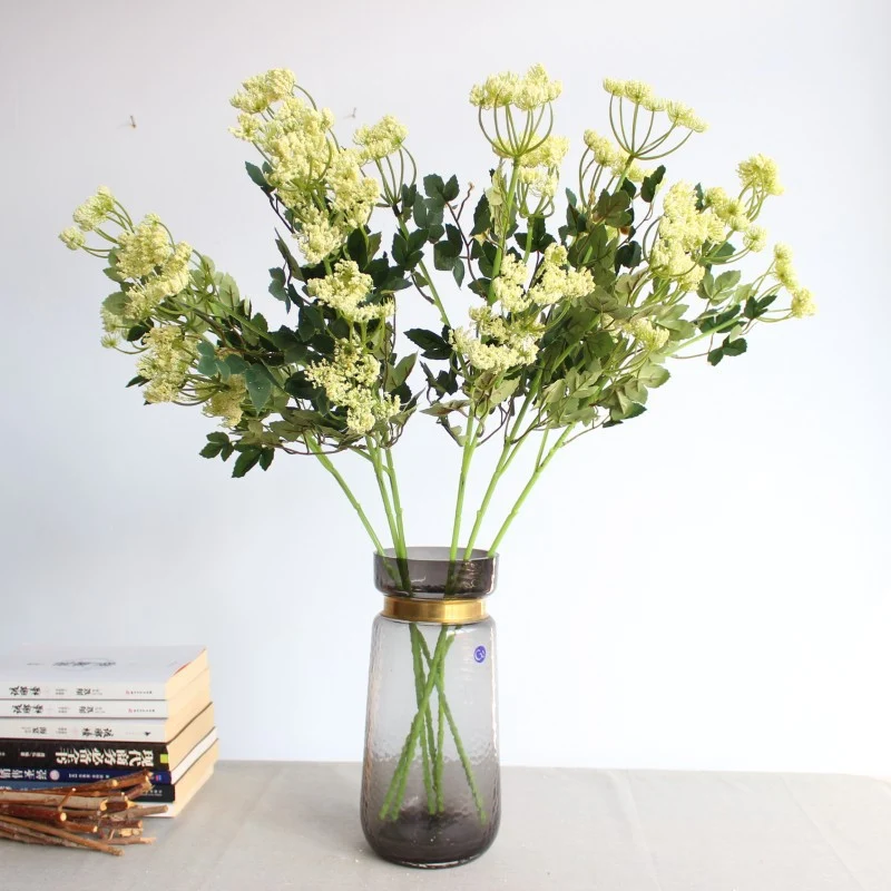 Lebensechte dekorative Blumenstielbouquet