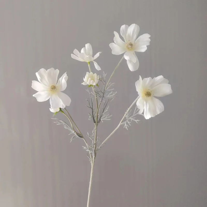 Lebensechte Cosmos-Blume Stiel