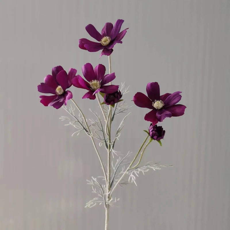 Lebensechte Cosmos-Blume Stiel