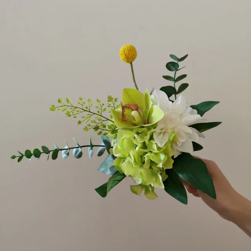 Lebensechter künstlicher Blumenstrauß