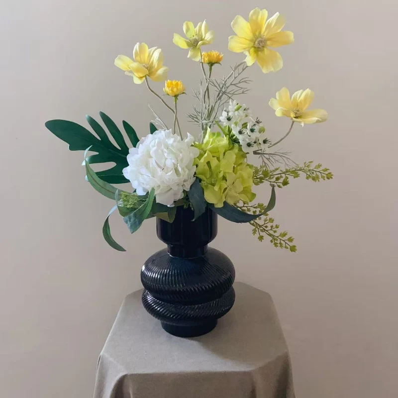 Elegante künstliche Blumenarrangement