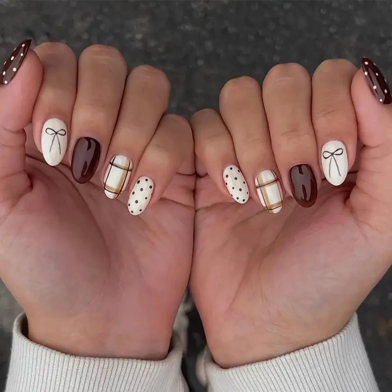 Chic dekorative Press-On Nagelverzierungen Karnz