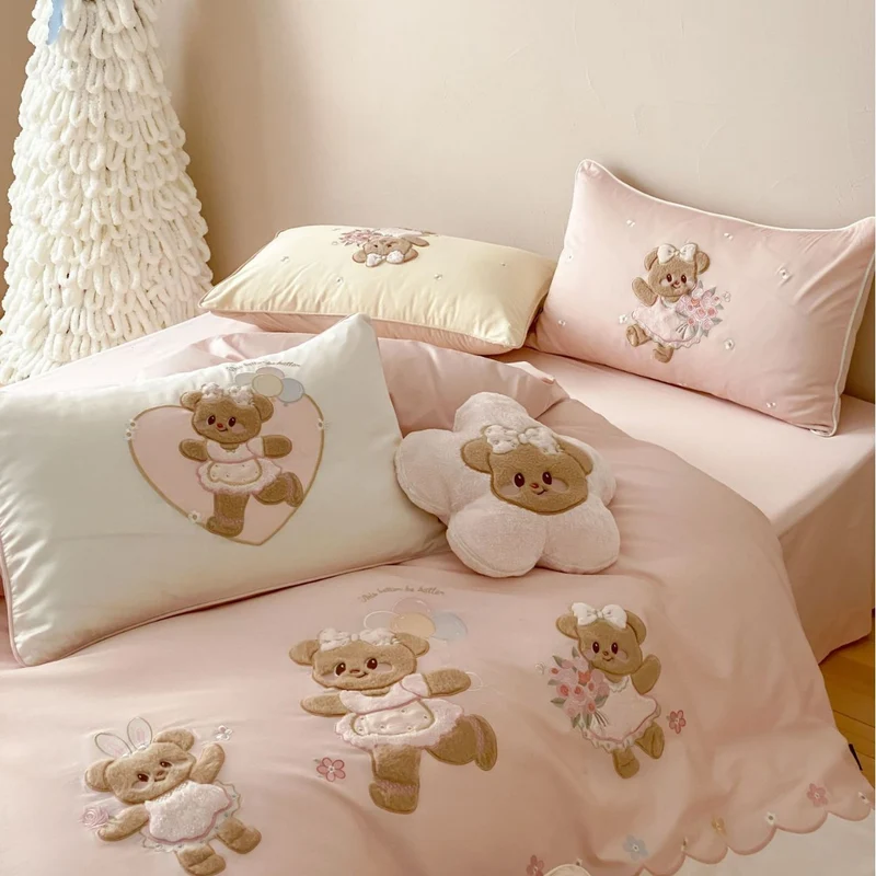 Children's bedding set with embroidered teddy bear appliqués and silky-soft cotton satin Stornfield