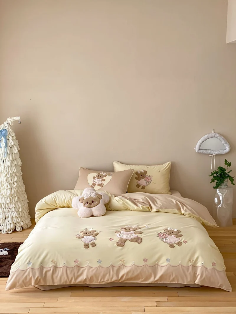 Children's bedding set with embroidered teddy bear appliqués and silky-soft cotton satin Stornfield