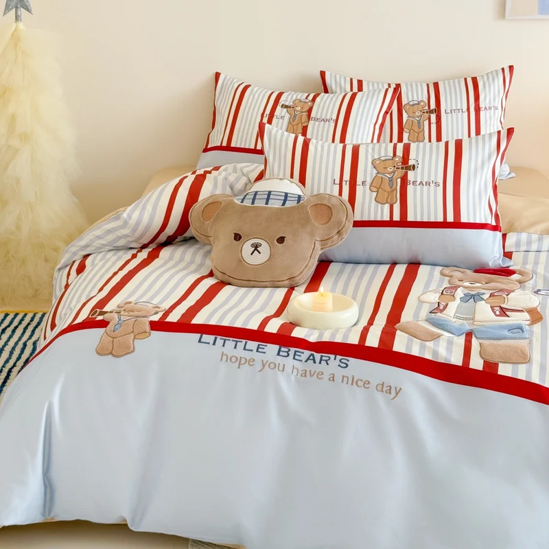 Children's bedding set with embroidered teddy bear and classic striped pattern Stornfield