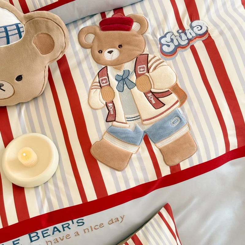 Children's bedding set with embroidered teddy bear and classic striped pattern Stornfield