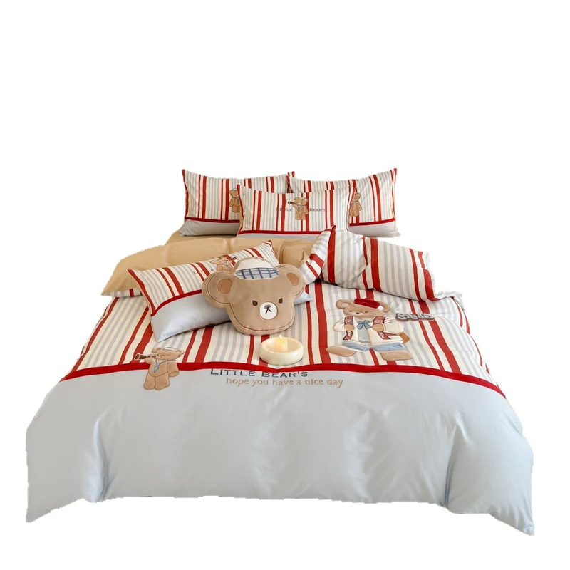 Children's bedding set with embroidered teddy bear and classic striped pattern Stornfield