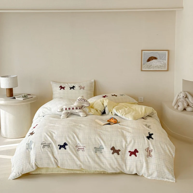 Children's bedding set made of cotton with embroidered dog appliqués and check pattern Stornfield