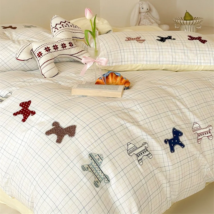Children's bedding set made of cotton with embroidered dog appliqués and check pattern Stornfield