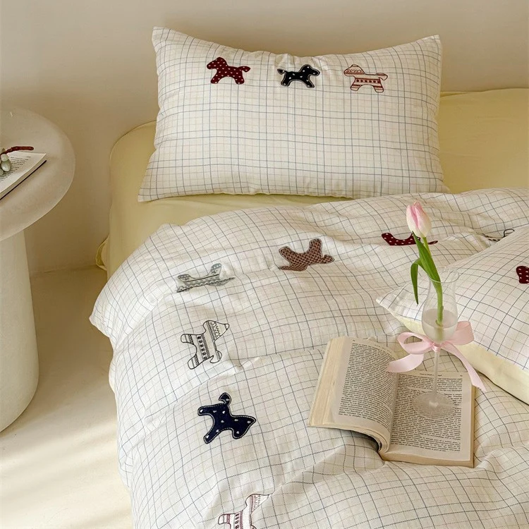 Children's bedding set made of cotton with embroidered dog appliqués and check pattern Stornfield