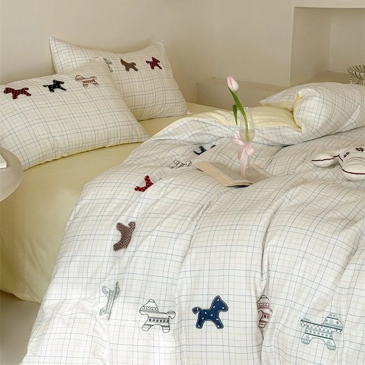 Children's bedding set made of cotton with embroidered dog appliqués and check pattern Stornfield