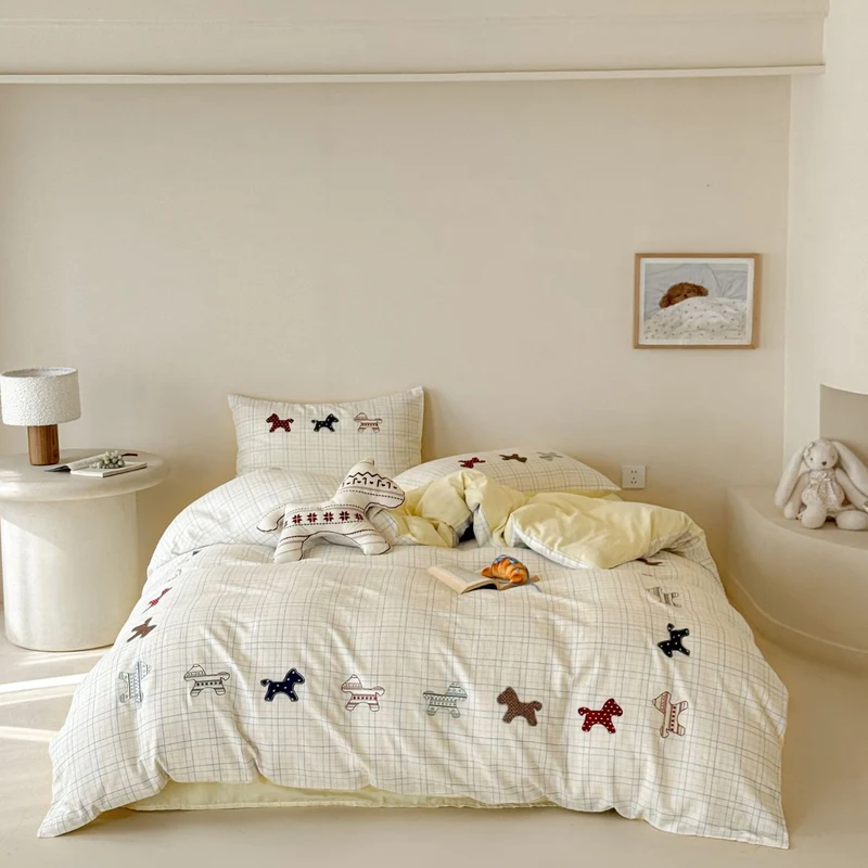 Children's bedding set made of cotton with embroidered dog appliqués and check pattern Stornfield