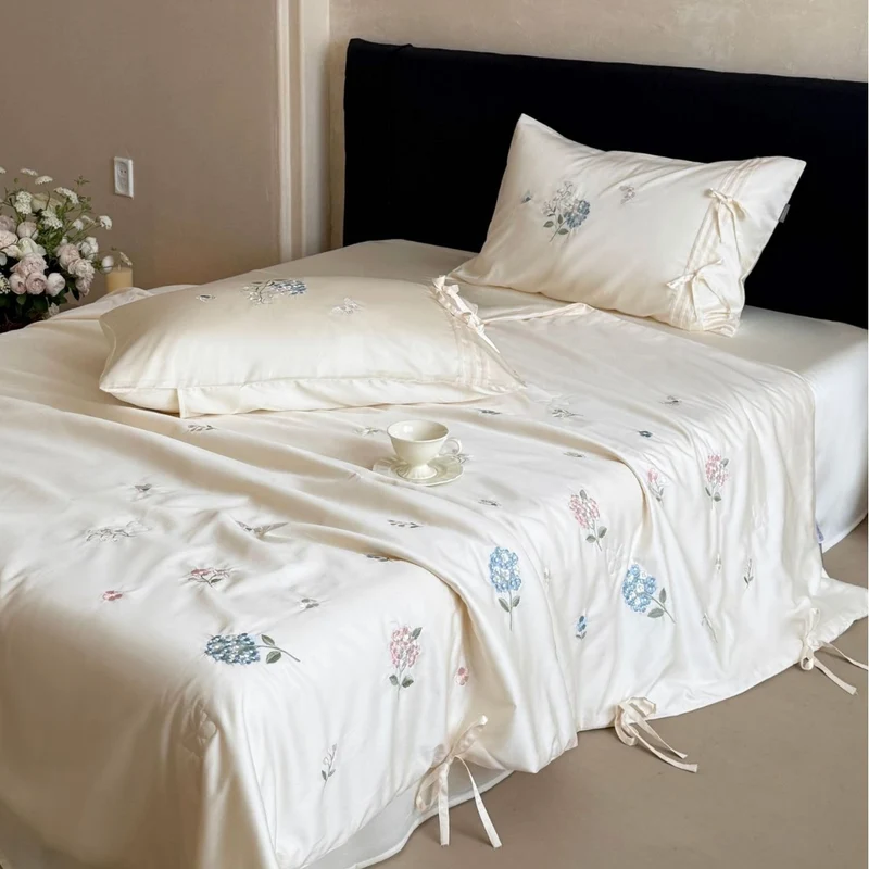 Quilted bedspread set with finely embroidered floral relief and band fastening Stornfield