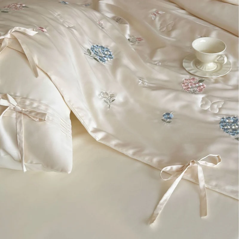 Quilted bedspread set with finely embroidered floral relief and band fastening Stornfield