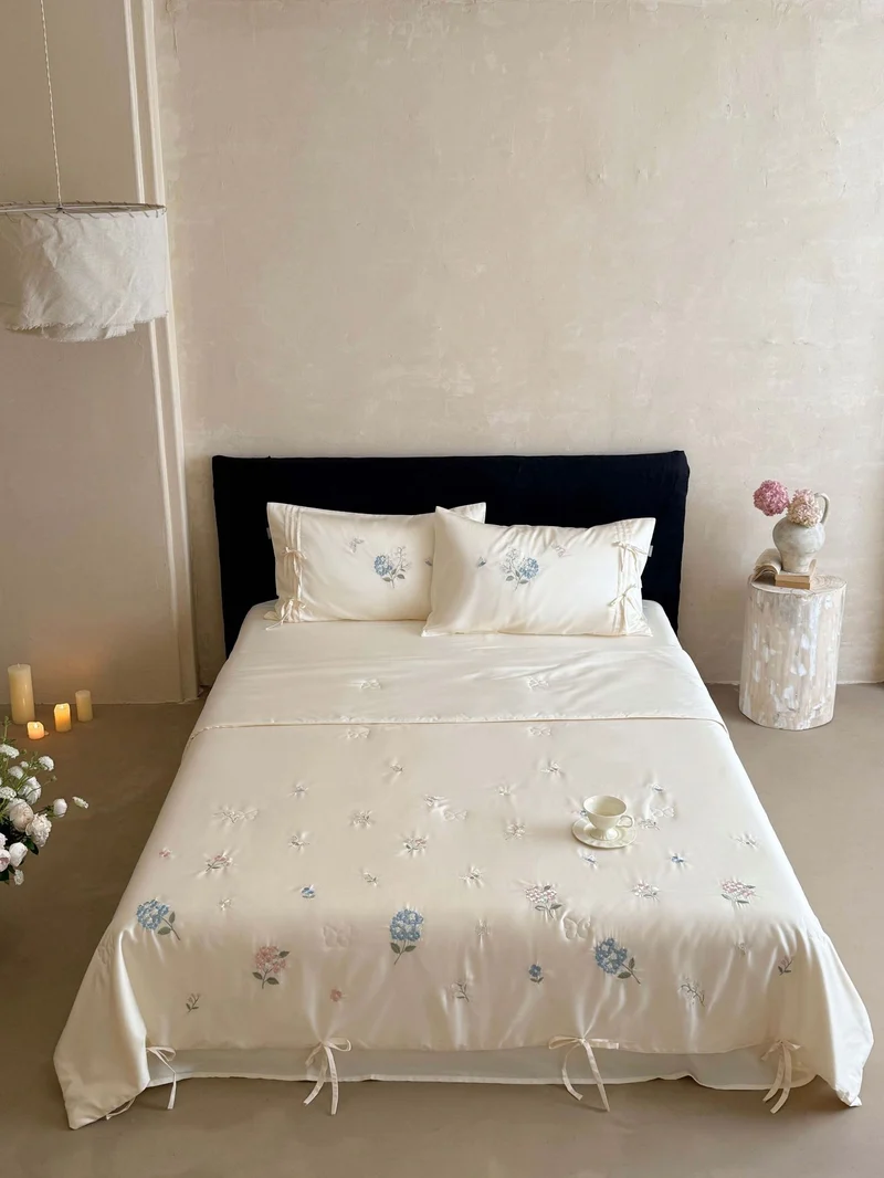 Quilted bedspread set with finely embroidered floral relief and band fastening Stornfield