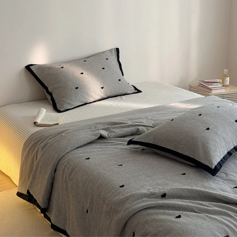 Quilted cotton bedspread set with heart motif and contrasting piping Stornfield