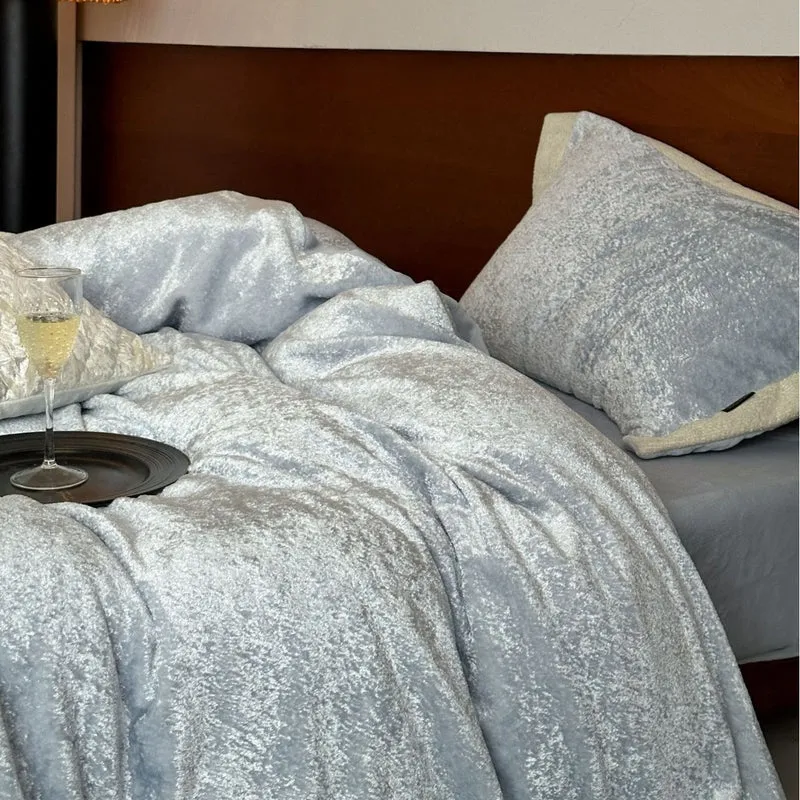 Fluffy velvet bedding set with soft plush fibers and hotel closure Stornfield