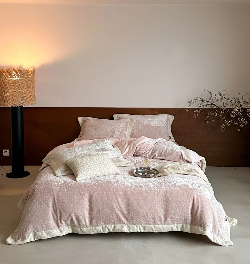 Fluffy velvet bedding set with soft plush fibers and hotel closure Stornfield