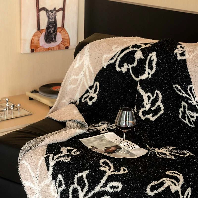 Extra soft chenille throw blanket with cat illustration and star relief Stornfield