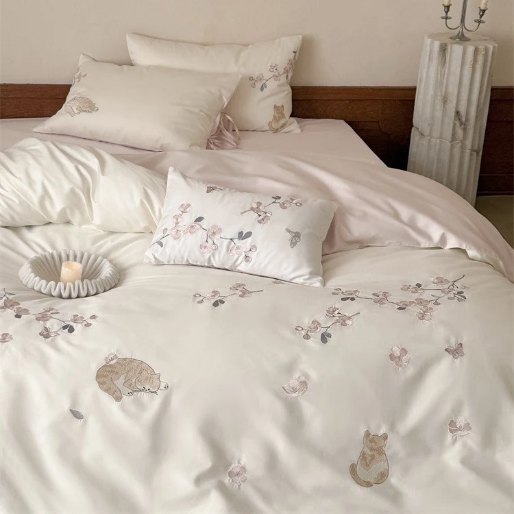 Elegant embroidered bedding set made of cotton satin with cat and flower motif Stornfield