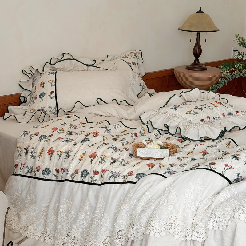 Boho bedding set with embroidered floral pattern and ruffled pillow Stornfield