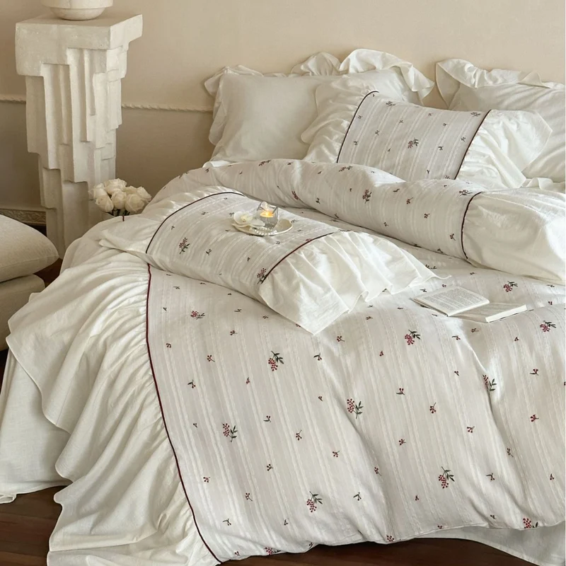 Bedding set made of cotton with fine floral embroidery, ruffled pillow and piping Stornfield