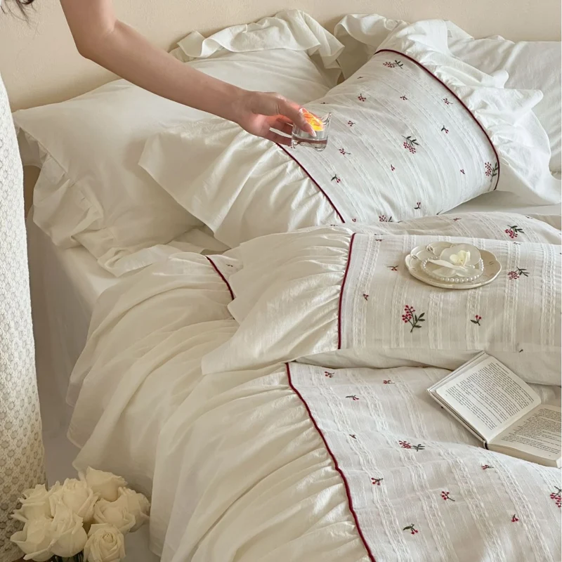 Bedding set made of cotton with fine floral embroidery, ruffled pillow and piping Stornfield