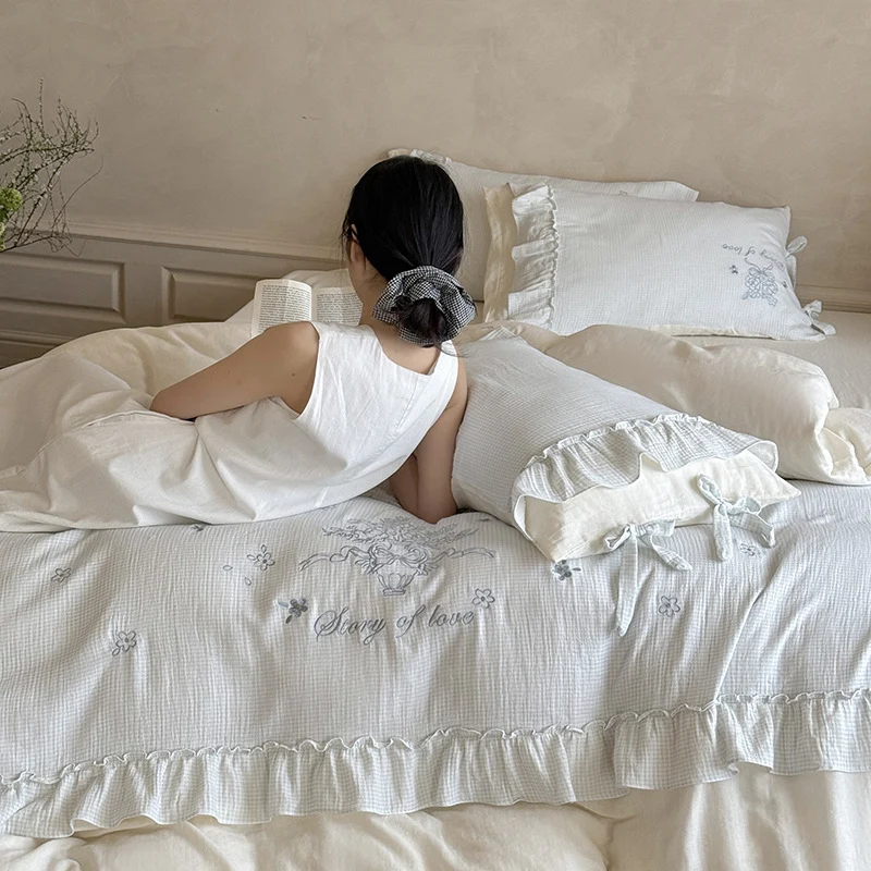 Bedding set made of cotton-linen blend with delicate floral embroidery, ruffle trim, and reversible function Stornfield