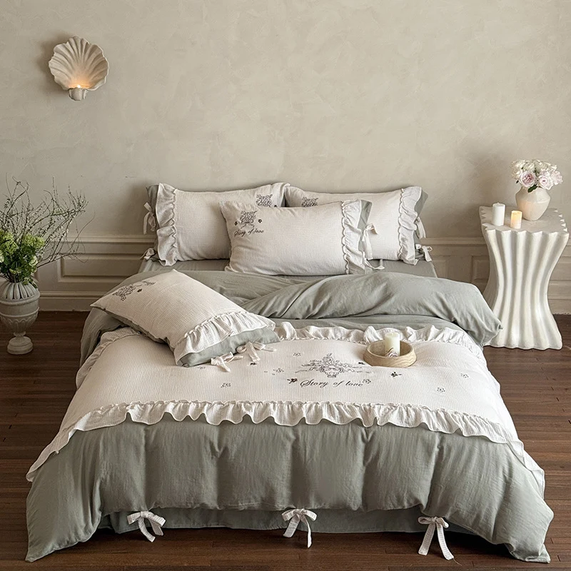Bedding set made of cotton-linen blend with delicate floral embroidery, ruffle trim, and reversible function Stornfield