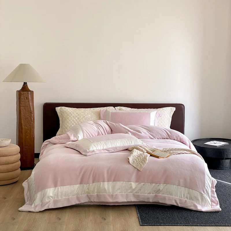 Luxurious cotton satin bedding set with quilted decorative border Stornfield