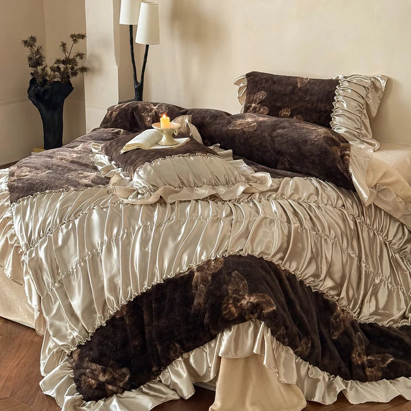 Luxurious bedding set with butterfly pattern, satin ruffles and quilted blanket Stornfield