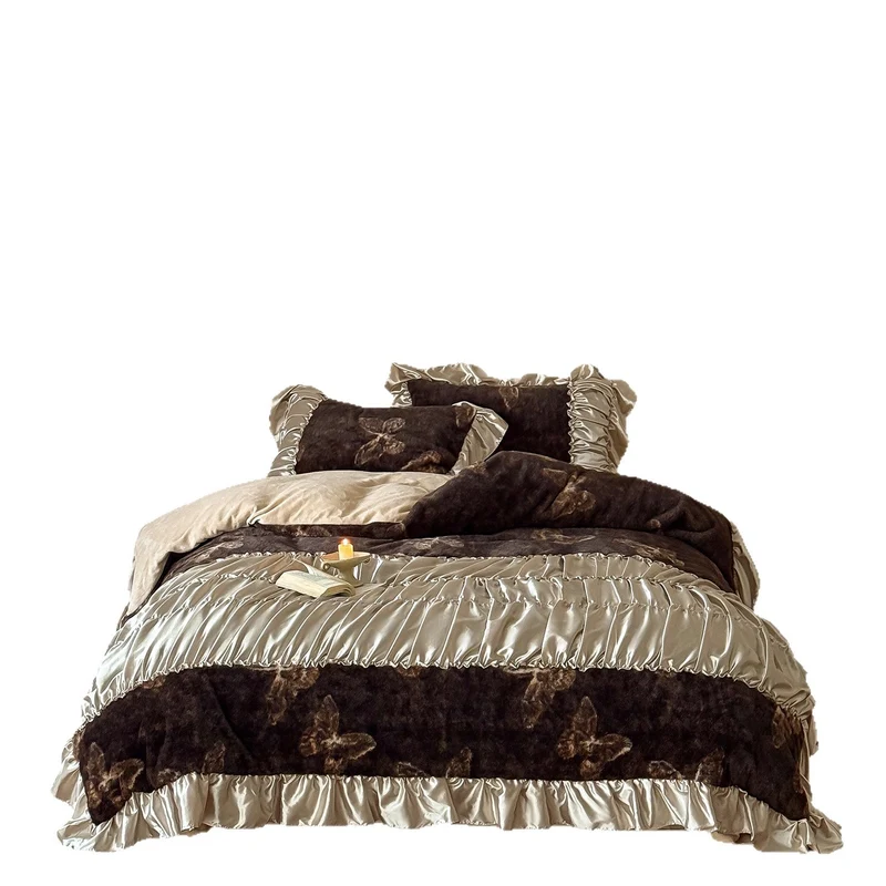 Luxurious bedding set with butterfly pattern, satin ruffles and quilted blanket Stornfield