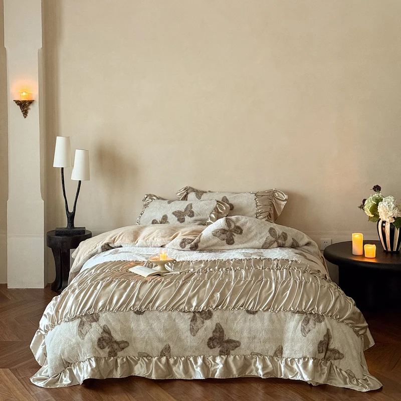Luxurious bedding set with butterfly pattern, satin ruffles and quilted blanket Stornfield