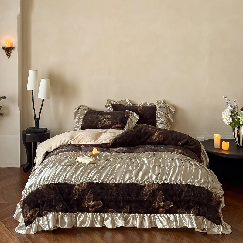 Luxurious bedding set with butterfly pattern, satin ruffles and quilted blanket Stornfield