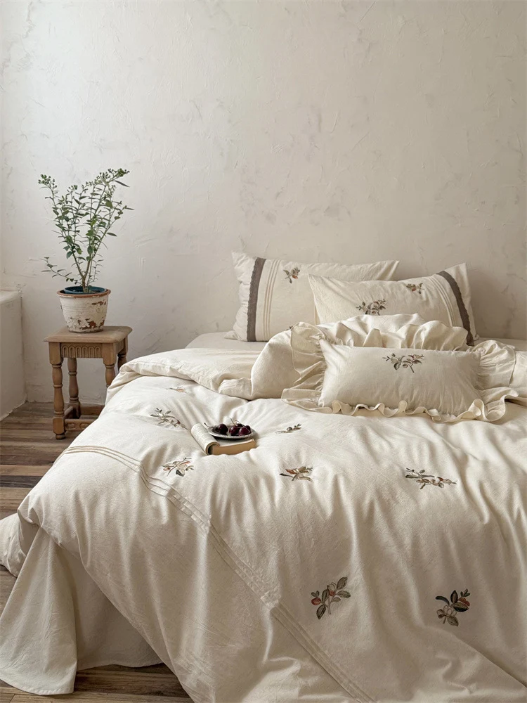 Luxurious embroidered cotton bedding set with ruffled pillow Stornfield