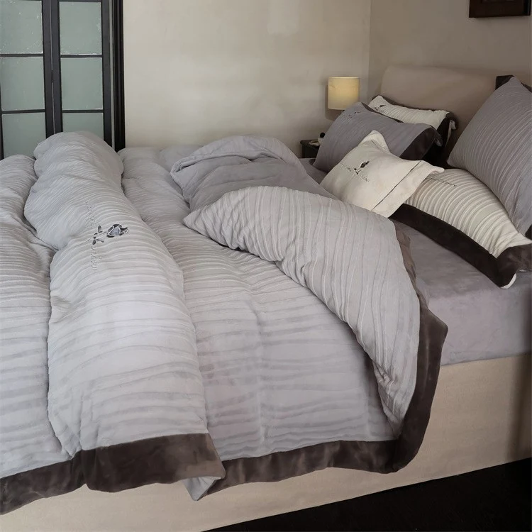 Luxurious waved cotton satin bed linen set with pleated effect and hotel closure Stornfield