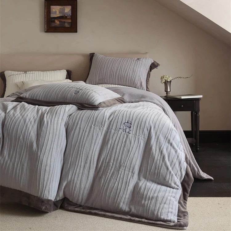 Luxurious waved cotton satin bed linen set with pleated effect and hotel closure Stornfield